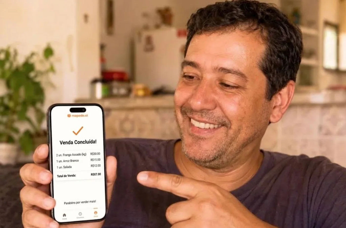 Vendedor sorrindo ao ver o pedido no celular